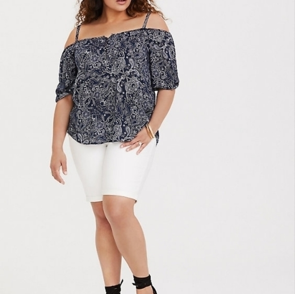 Torrid NAVY PAISLEY CHALLIS BLOUSE‎